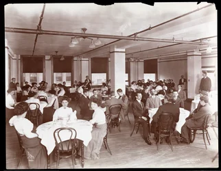 Vue des hommes et des femmes dînant dans une cafétéria chez Parke, Davis et Co., chimistes, Hudson et Vestry Streets, New York, 1910